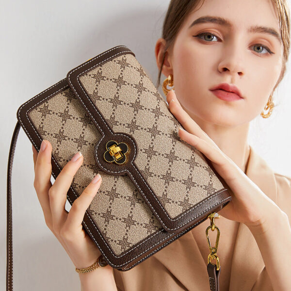 Women's messenger bag women's bag European and American retro 2025 new handheld printed shoulder envelope small square bag