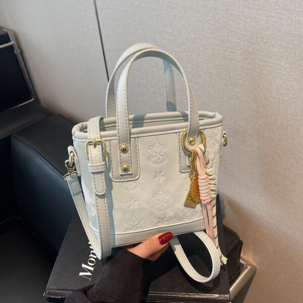 Niche fashion casual messenger bag 2025 spring trendy portable bucket bag new versatile shoulder bag underarm bag