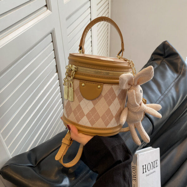 Women's 2025 spring and summer new fashion niche messenger bag texture rhombus portable bucket bag